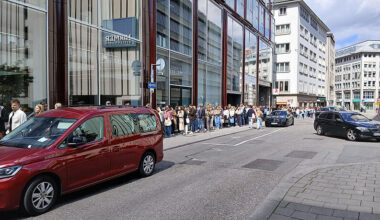 Neuer Hype in München? Warum Hunderte Münchner in der Innenstadt Schlange stehen
