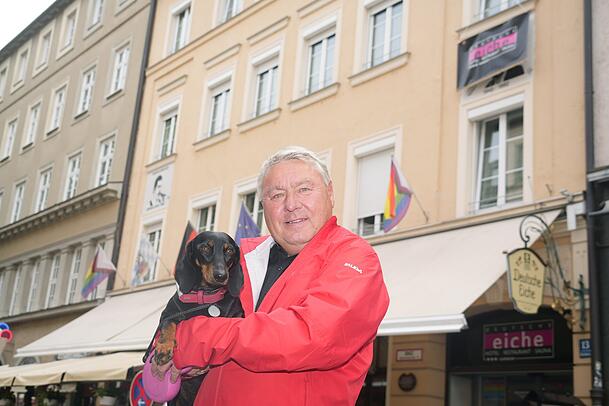 Dietmar Holzapfel, Wirt der Deutschen Eiche, hat nach dem Vorfall noch Schmerzen am Arm. Dackel Tino ist heil geblieben.