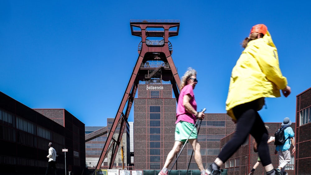 Sehr fotogen: Wandern mitten in der Stadt, wie hier auf dem Zollverein, macht Spaß und folgt dem Trend des „Urban Hiking“.