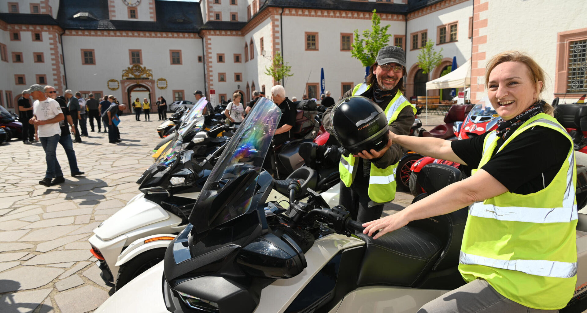 Knatternde Spinnenmobile nehmen die Augustusburg in Besitz
