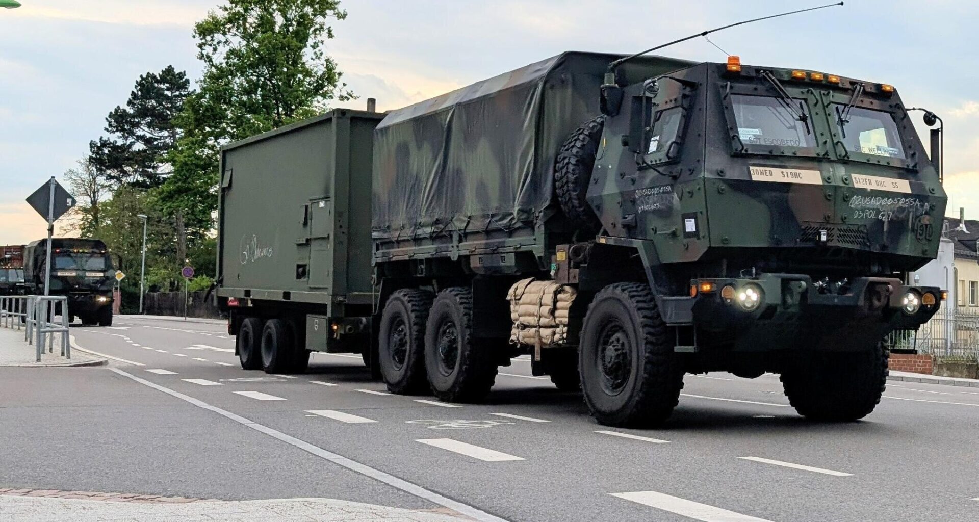 Militärfahrzeuge rollen durch Frankenberg