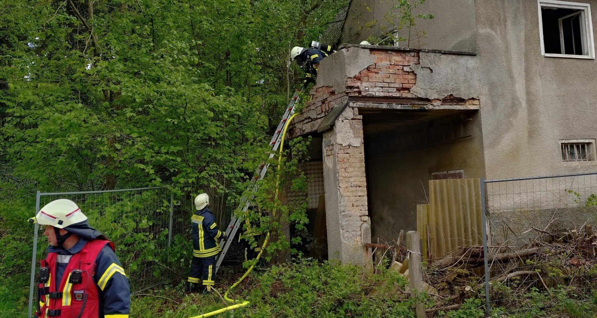 Brand in leer stehendem Haus in Chursdorf: Drei Feuerwehren im Einsatz