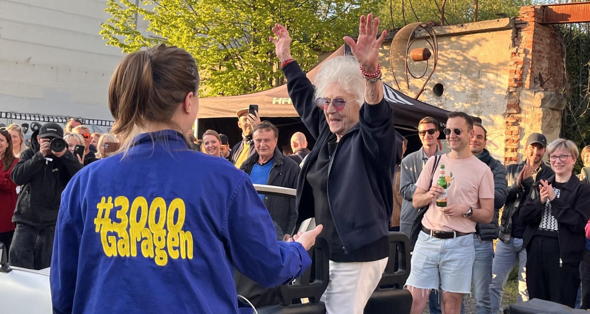 DJ Vika feiert das Ende der Europawoche im Garagenhof
