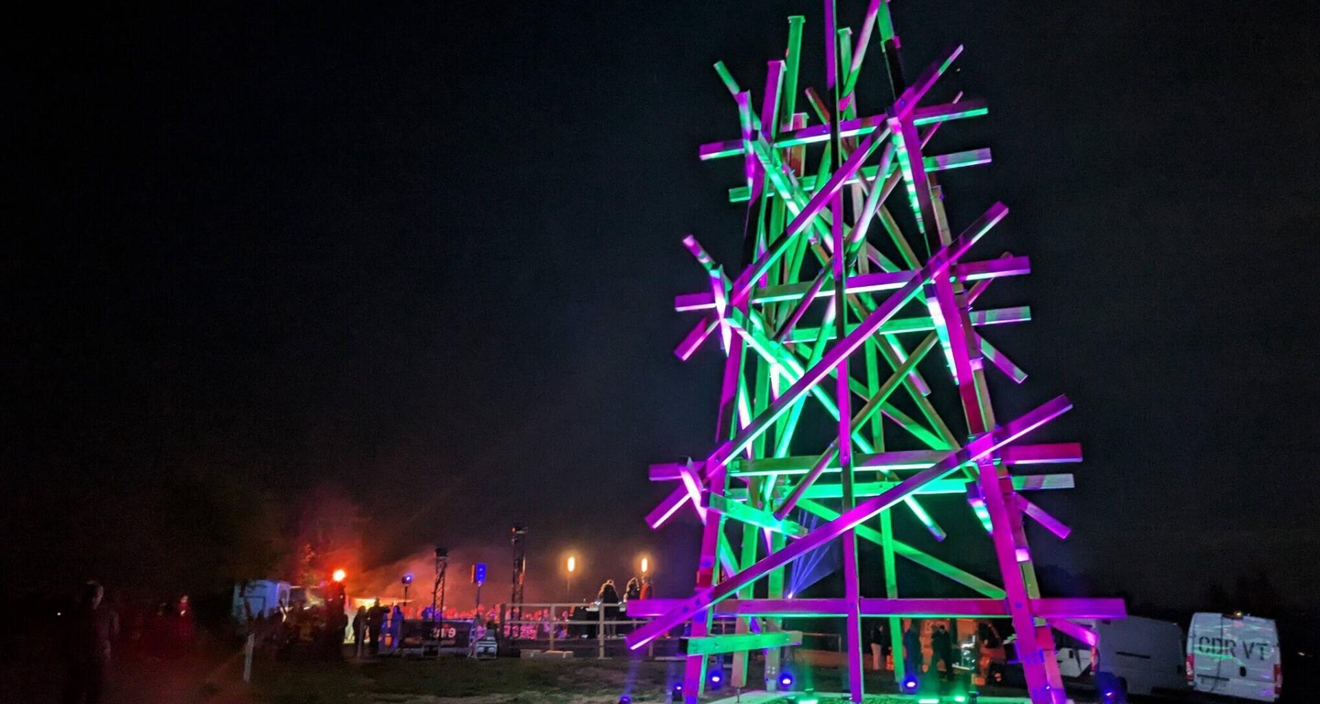Illuminiertes Purple-Path-Kunstwerk fasziniert Publikum auf der Dittersdorfer Höhe