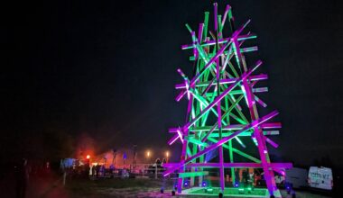 Illuminiertes Purple-Path-Kunstwerk fasziniert Publikum auf der Dittersdorfer Höhe