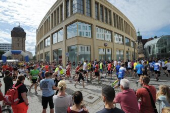 Start zum 10-Kilometer-Lauf beim letzten großen Marathon in Chemnitz im Jahr 2016. Beim Kulturhauptstadtmarathon am Sonntag wird es in der Innenstadt noch voller werden.