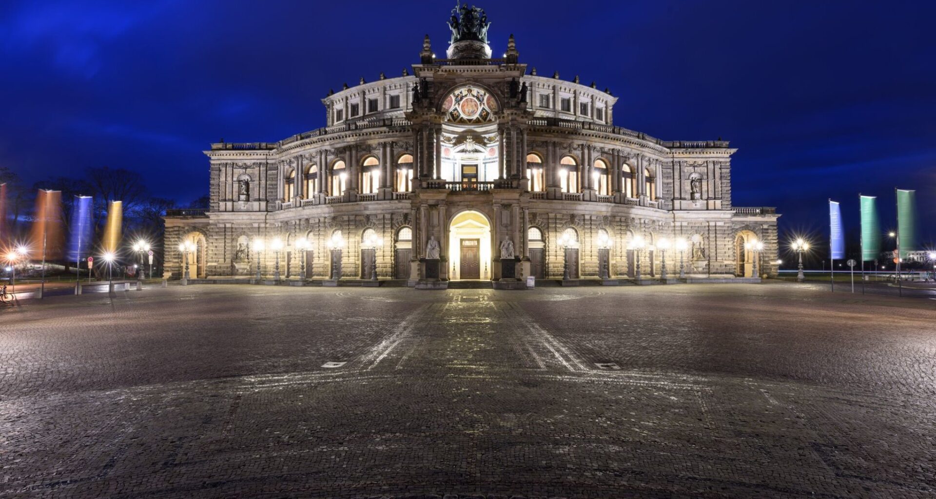 Semperoper mit Übung zum Hochwasserschutz
