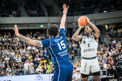 JEFF GARRETT: Der US-Amerikaner ist gar kein Faktor mehr im Spiel der Niners. Schon seit Wochen wirkt er abwesend, macht nur noch das Nötigste. Garrett ist ein sensibler Spieler, der eine funktionierende Mannschaft braucht, die er mitreißen kann und die ihn mitnimmt. Die hat er nicht. Und so liefert er derzeit nicht ab, wobei er auch immer öfter mit Verletzungen zu kämpfen hat. Note: 4.