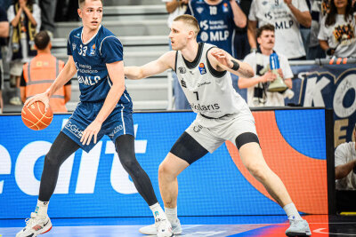 JONAS RICHTER: Die tragische Figur in Heidelberg. Hätte an der Freiwurflinie den Restfunken Hoffnung noch einmal aufglimmen lassen können, indem er sechs Sekunden vor dem Ende den ersten versenkt und den zweiten mit Rebound holt. Doch schon der erste ging daneben. Wie auch für Garrett gilt für den Kapitän: Er braucht eine funktionierende Mannschaft, dann ist er gut. Note: 4.