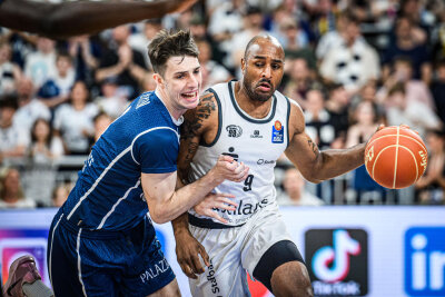 DEANDRE LANSDOWNE: Einer der ganz wenigen Ninersspieler, die noch an den Ketten zerren und sich - auch wegen der fantastischen Fanszene in Chemnitz - an der Ehre gepackt fühlen. Der Routinier geht voran, kämpft, versucht viel. Dabei geht aber auch viel schief, Lansdowne hatte eben auch großen Anteil daran, dass die Niners in der zweiten Halbzeit so viele am Ende entscheidende Ballverluste fabriziert haben. Note: 3.