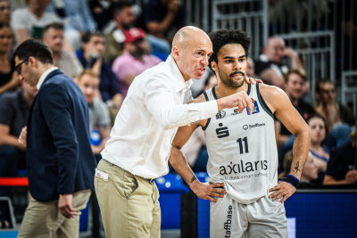 JACOB GILYARD: Als er neu zu den Niners kam, spielte der kleine Pointguard einfach frei auf und verzauberte die Fans. Mittlerweile wirkt es so, als wolle er nur noch raus aus dem taktischen Konzept, in dem ihn Cheftrainer Rodrigo Pastore sehen will. Und es macht nicht den Anschein, als würde der ehemalige NBA-Spieler seinem Trainer überhaupt noch zuhören. In Heidelberg war Gilyard bis auf ein paar gute Pässe kaum zu sehen. Note: 4.