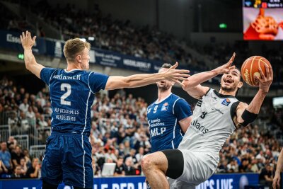 OLIVIER NAKMAHOUA: Der Finne hat seine Zeit bei den Niners abgehakt, spielt nur noch pflichtbewusst die letzten Partien runter. Das reicht bei seinen Qualitäten für zehn Punkte und acht Rebounds (Bestwert). Das allerdings auch gegen Heidelberger, denen an diesem Tag das Benzin auszugehen drohte. Note: 3.