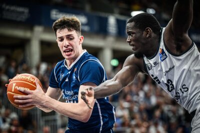 DAMIEN JEFFERSON: In den 18 Minuten Spielzeit, die er dieses Mal in ständig wechselnden Lineups bekam, feuerte der US-Amerikaner plötzlich einen Dreier nach dem anderen auf den Korb, wobei er nur einen versenkte und dieses Experiment dann auch sein ließ. Die Nachverpflichtung hat noch nie in dieses Team gepasst. Note: 4.