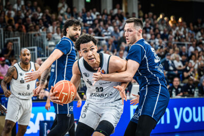 NICHOLAS TISCHLER: Er will, aber es funktioniert derzeit nicht. Tischler hat Bock auf die Playoffs, Bock auf Chemnitzer Basketball, der aktuell aber nicht gespielt wird. Da er damit ziemlich allein dasteht, kann er es auch nicht reißen. In Heidelberg kaum zu sehen. Note: 4.