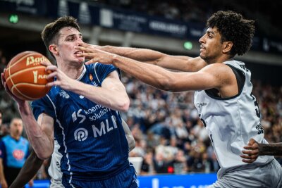 ROMAN BEDIME: Wenn er auf das Feld kommt, passiert etwas. Bedime hat Bock, durfte das in Heidelberg immerhin zehn Minuten lang zeigen. Er hat Zukunft im Club. Note: 3.