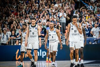 Im Hintergrund wird gejubelt, im Vordergrund sind die Spieler der Niners frustriert. Können sie sich noch einmal so motivieren, dass es für einen Sieg am Sonntag reicht?