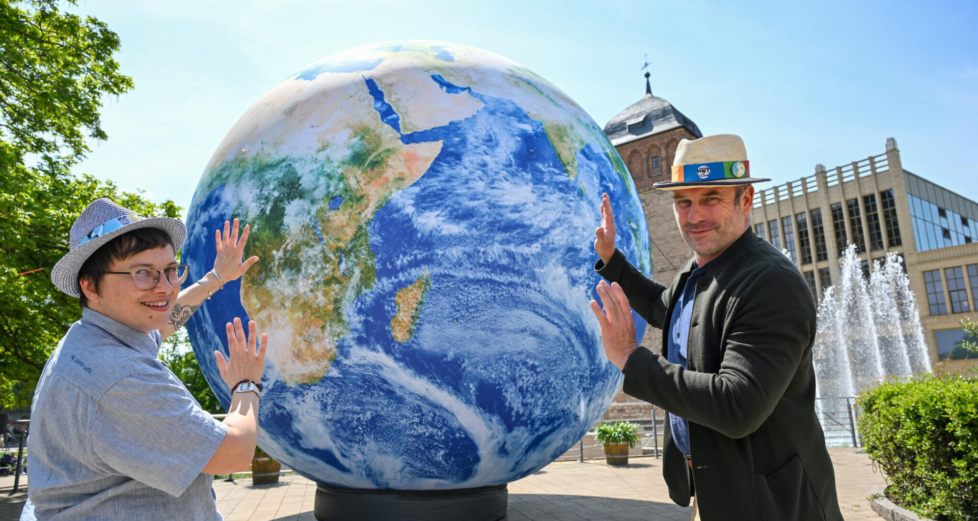 Mehr Künstler, mehr Platz und eine Reise um die Welt
