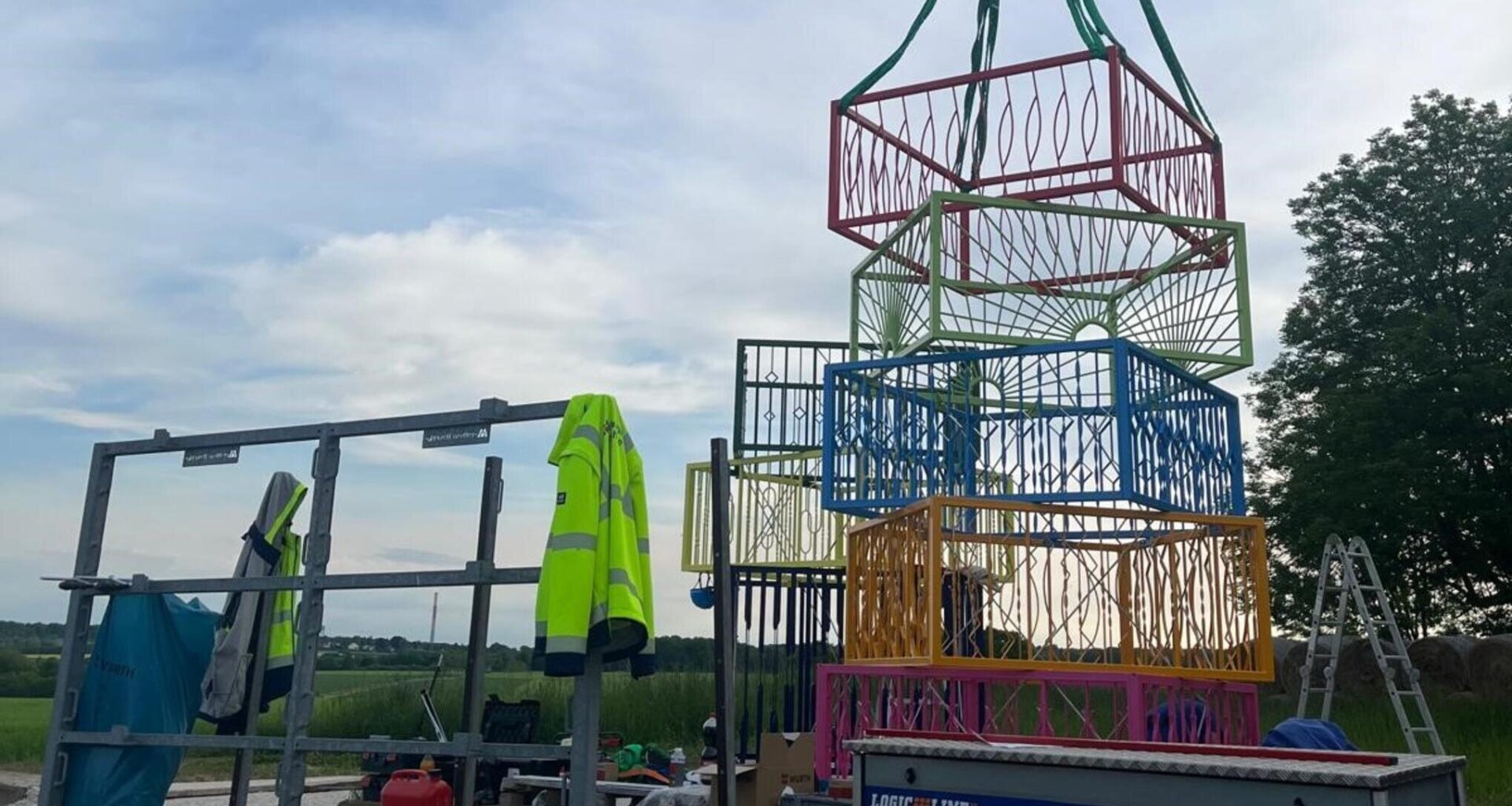 Kunstgeheimnis in Lichtenau gelüftet: Bunte Metallzäune verzieren Skulpturenweg
