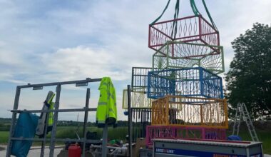 Kunstgeheimnis in Lichtenau gelüftet: Bunte Metallzäune verzieren Skulpturenweg