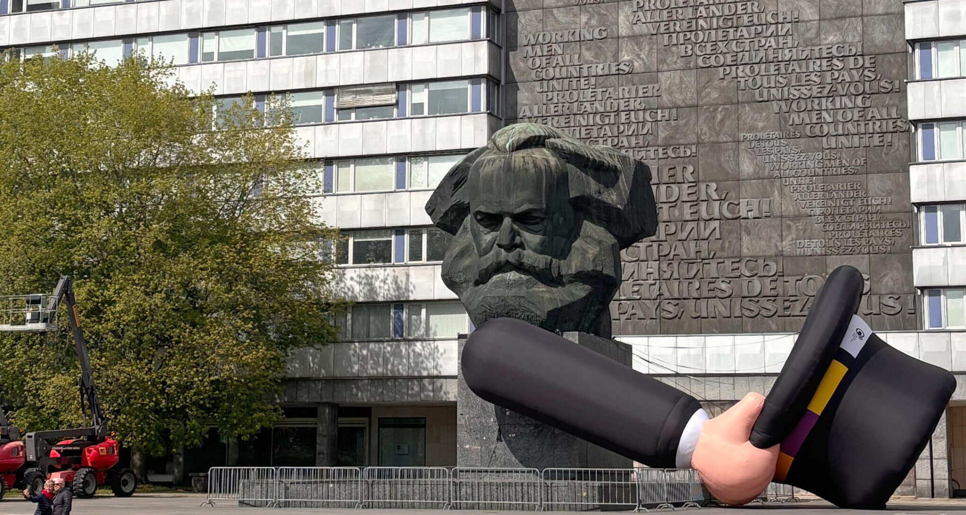 Karl Marx verliert seinen Hut