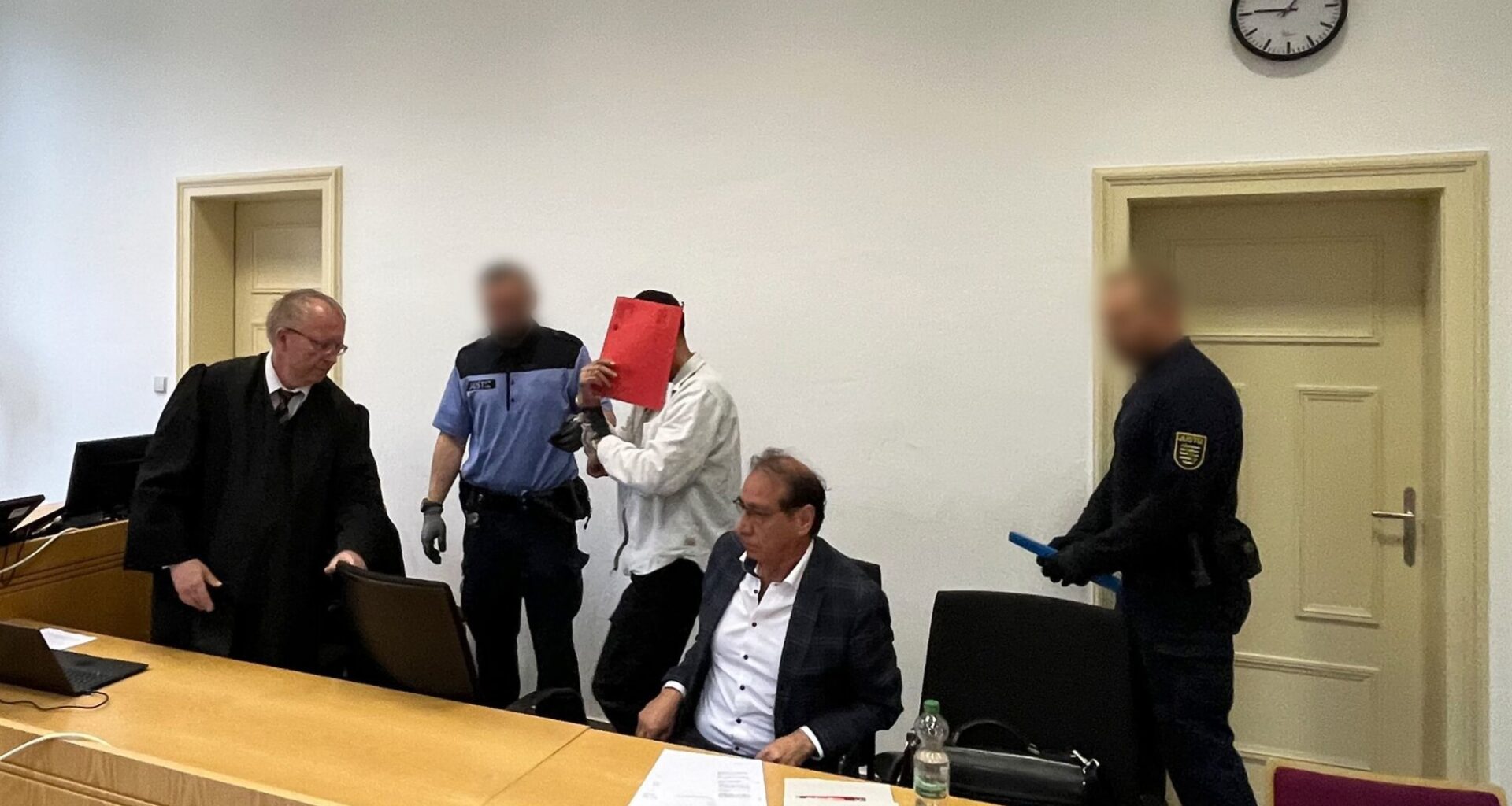 42-Jähriger gesteht tödlichen Messerangriff in Mordprozess