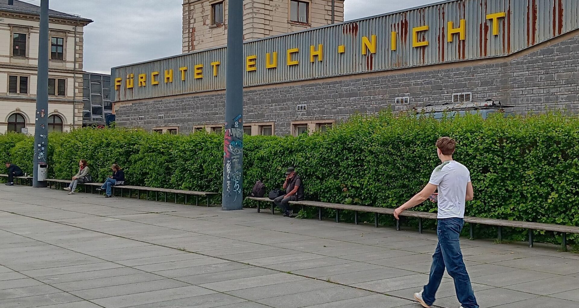Was bedeutet der rätselhafte Schriftzug am Chemnitzer Hauptbahnhof?