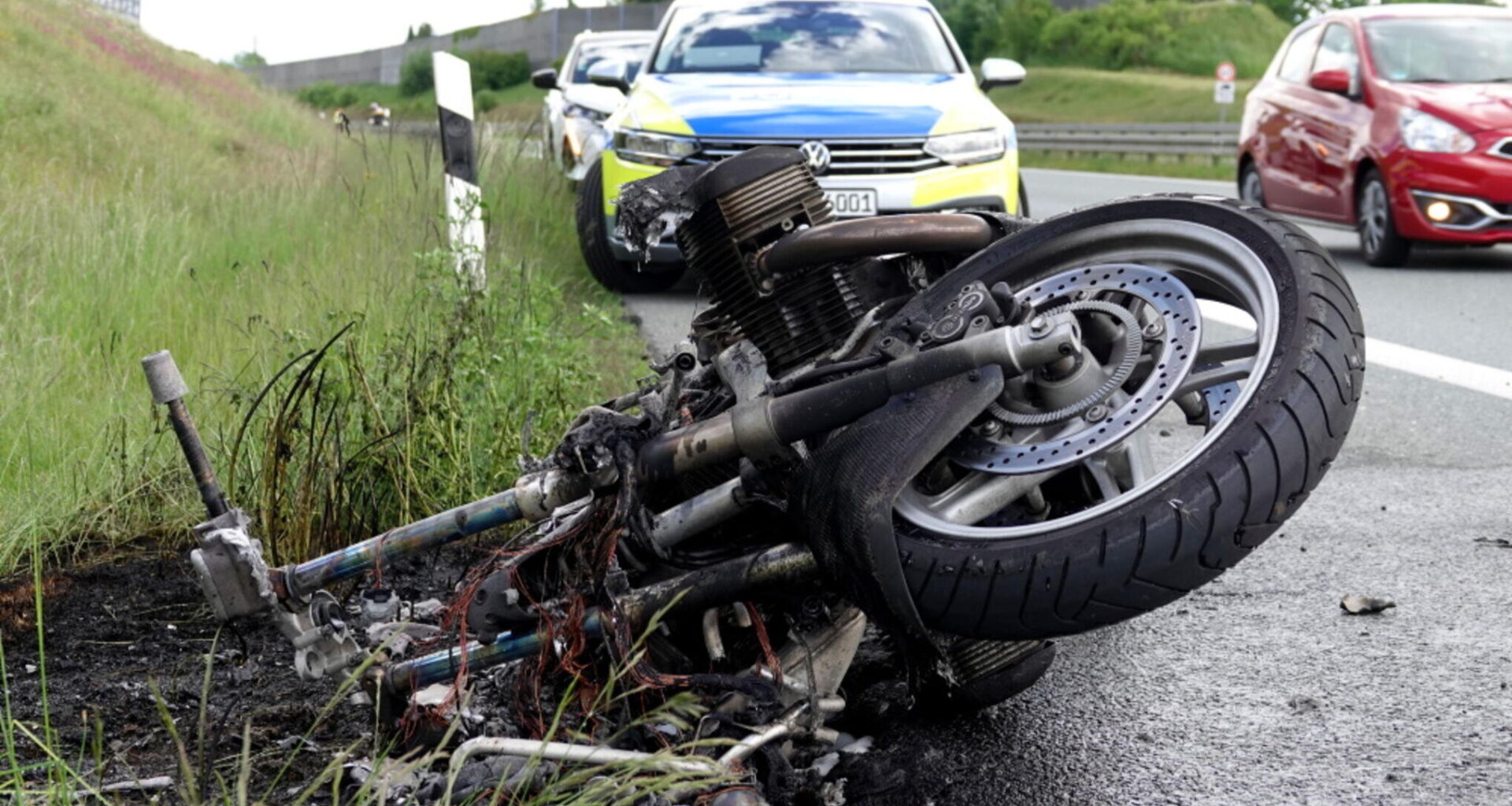 B 174 bei Chemnitz: BMW-Motorrad brennt komplett aus