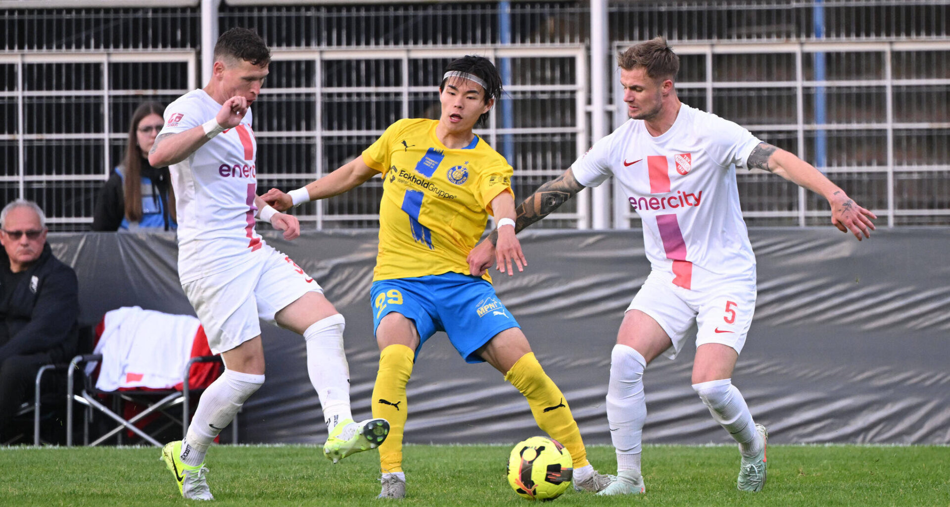 Bei Aufstiegsspiel von Lok Leipzig: MDR-Kommentator mit Stein abgeworfen