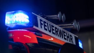 Feuerwehrblaulicht nachts, Symbolbild für Brand in Lagerhalle mit Feuerwerkskörpern in Zweibrücken