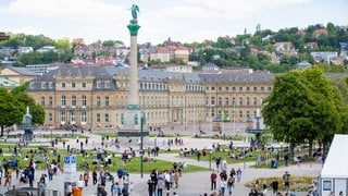 Menschen auf dem Stuttgarter Schlossplatz