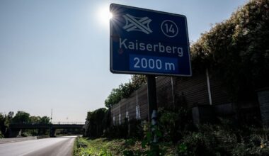 Stau nach Auffahrunfall am Kreuz Kaiserberg mit Verletzten
