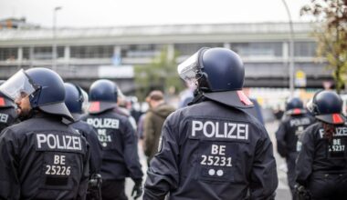 Mehr als 30 Demos am Feiertag