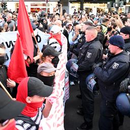 01.05.2024, Berlin: Teilnehmer der "Revolutionären 1. Mai-Demonstration" stehen Polizisten gegenüber (Quelle: dpa/Sebastian Gollnow).