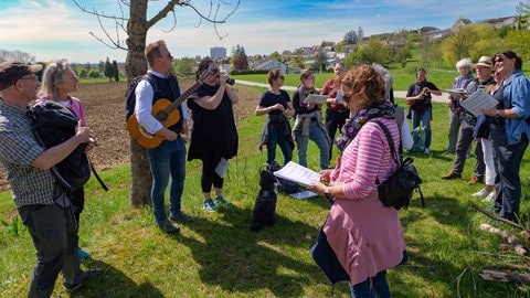 Eine Gruppe Leute bei Gomaringen. Sie wandern - und wollen dabei jodeln lernen.