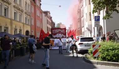 Linke zünden Rauchtöpfe und schwenken Palästina-Flaggen