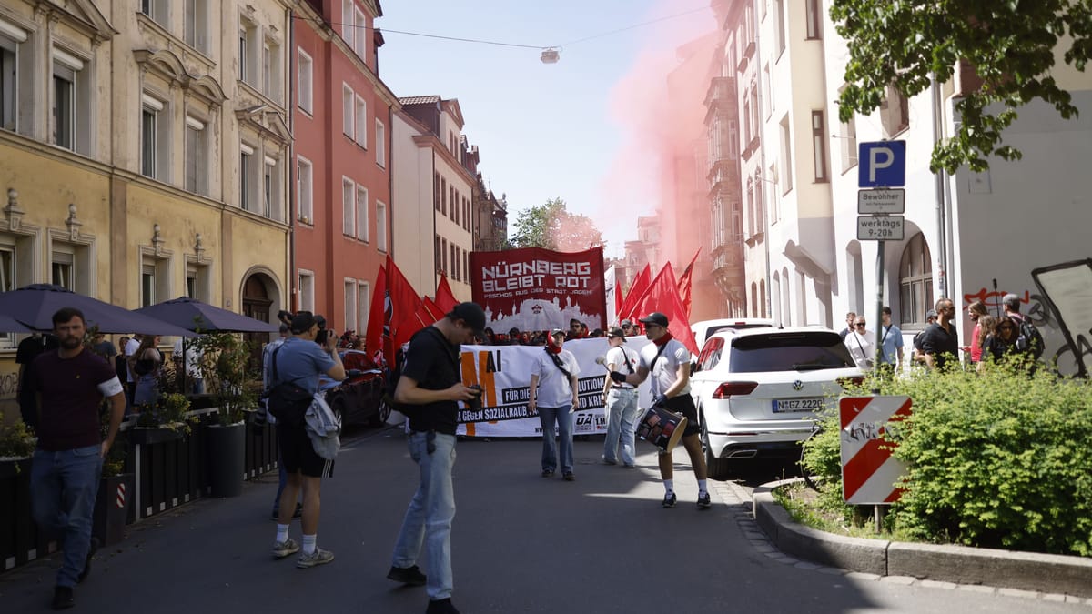 Linke zünden Rauchtöpfe und schwenken Palästina-Flaggen