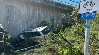 Zweibrücken: Wegen eines gesundheitlichen Notfalls verlor ein Autofahrer im Kinokreisel die Kontrolle über seinen Wagen. Nach dem Unfall mussten ihn Rettungskräfte befreien und in ein Krankenhaus bringen.