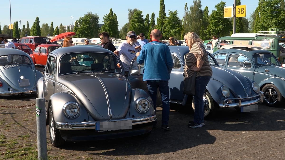 Maikäfertreffen in Hannover: Tausende Fans feiern VW-Klassiker