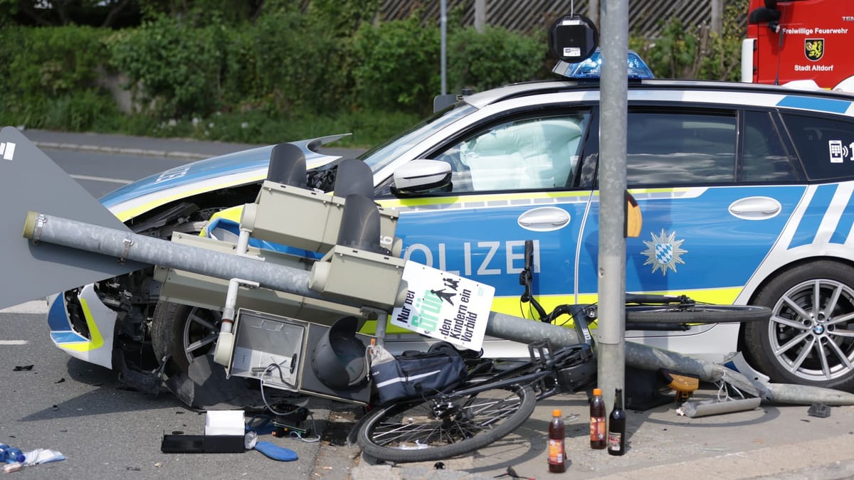 Ampel knickt auf Radfahrer – Streifenwagen-Unfall