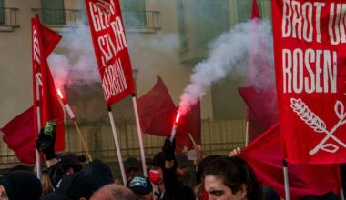 "1. Mai FFM"-Demonstranten zünden Pyrotechnik – Polizei reagiert