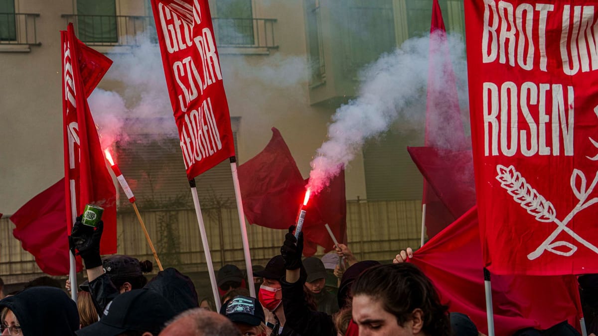 "1. Mai FFM"-Demonstranten zünden Pyrotechnik – Polizei reagiert