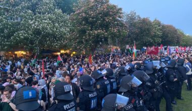 Gerangel zwischen Polizei und Demonstranten