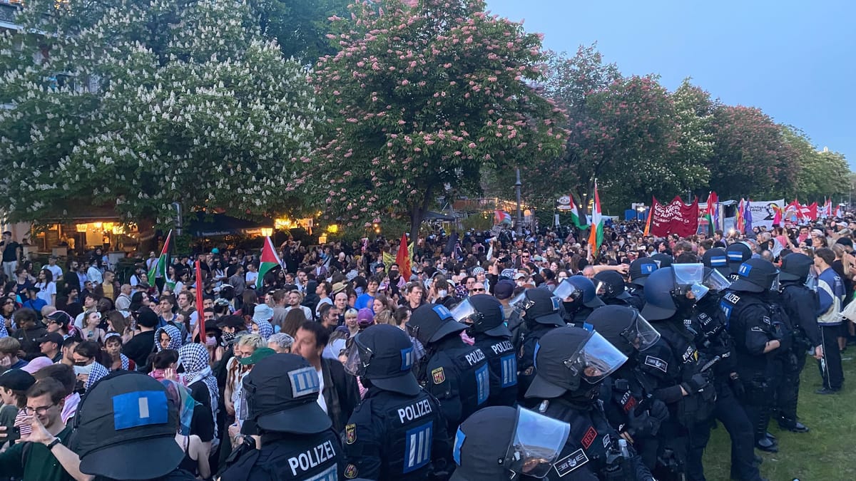 Gerangel zwischen Polizei und Demonstranten