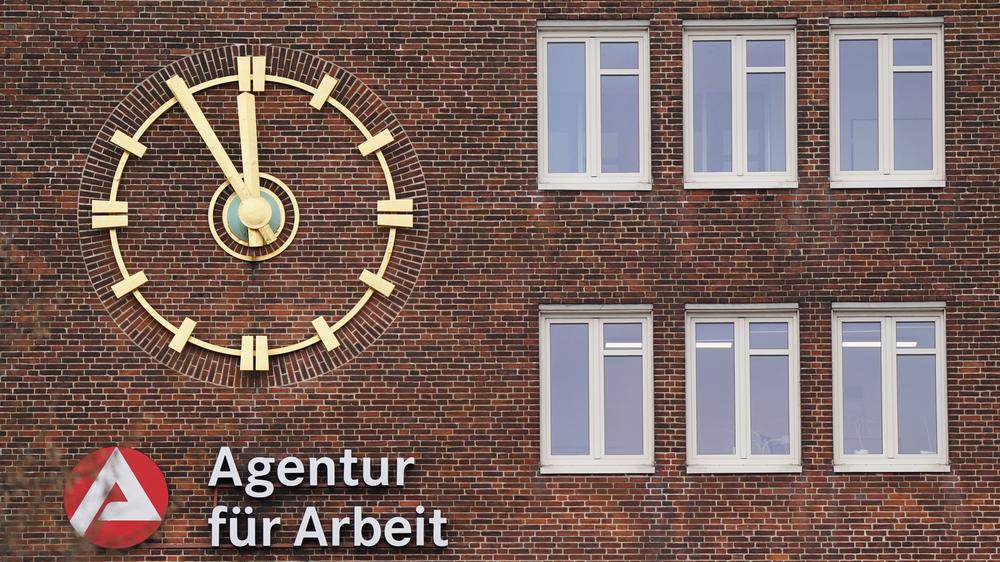 Arbeitslosigkeit in Hamburg: Eine Uhr an der Fassade der Agentur für Arbeit