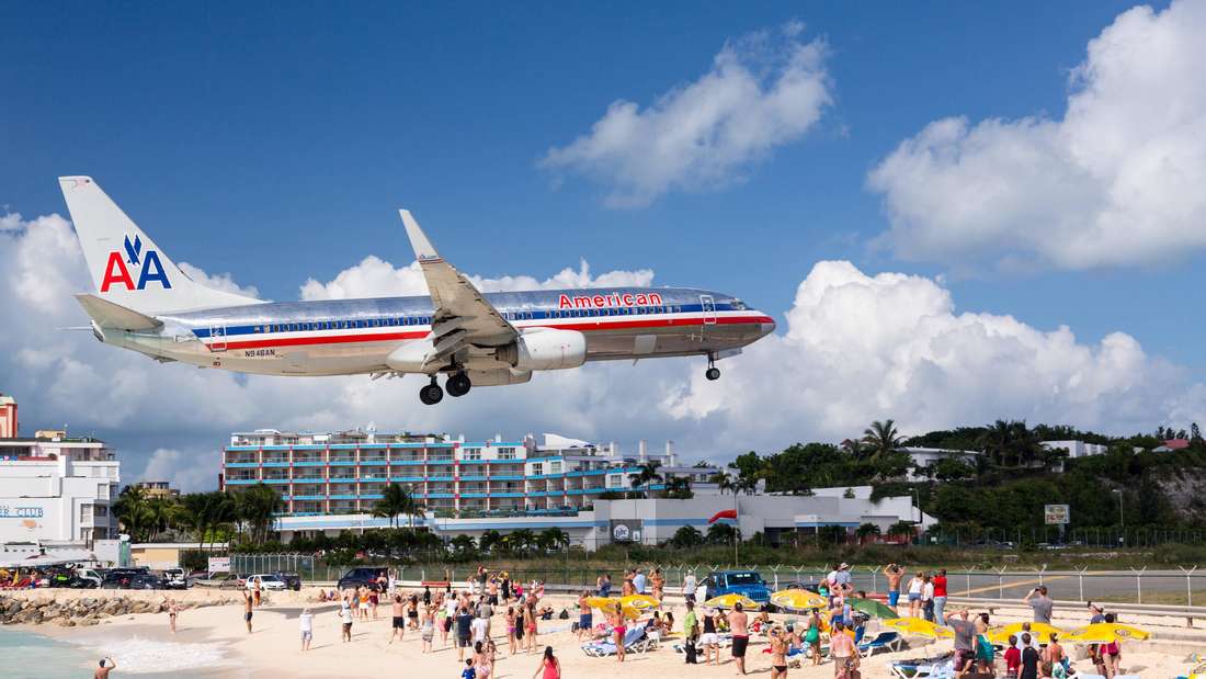 Es ist der Princess Juliana International Airport im karibischen Sint Maarten zu sehen. 