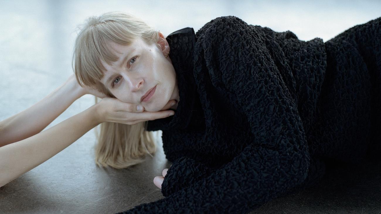 "Iris Silver Mist" von Jenny Hval: Zurück ins Fleischkostüm