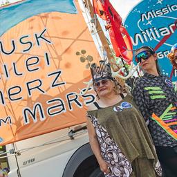 01.05.2025, Berlin: Teilnehmer der Satirische Demonstration «Grunewald Space Agency» stehen auf dem Johannaplatz. 