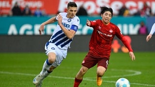 FCK-Angreifer Daisuke Yokota im Laufduell mit Marvin Wanitzek vom KSC.
