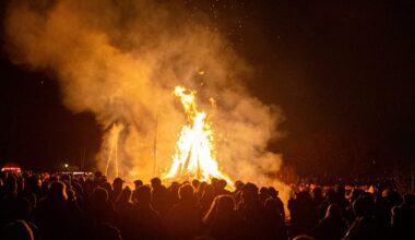 Queere Puppe im Osterfeuer verbrannt? Feuerbauer klärt auf