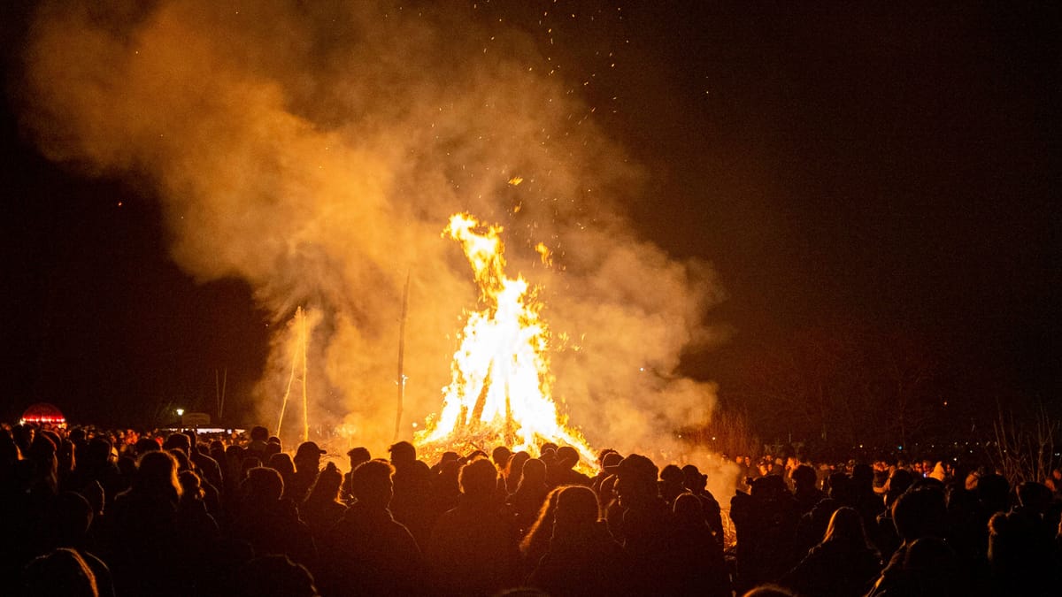 Queere Puppe im Osterfeuer verbrannt? Feuerbauer klärt auf
